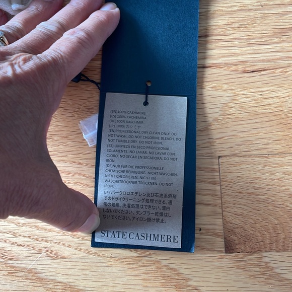 NWT luxurious 100% cashmere scarf ! Great gift - Picture 6 of 8